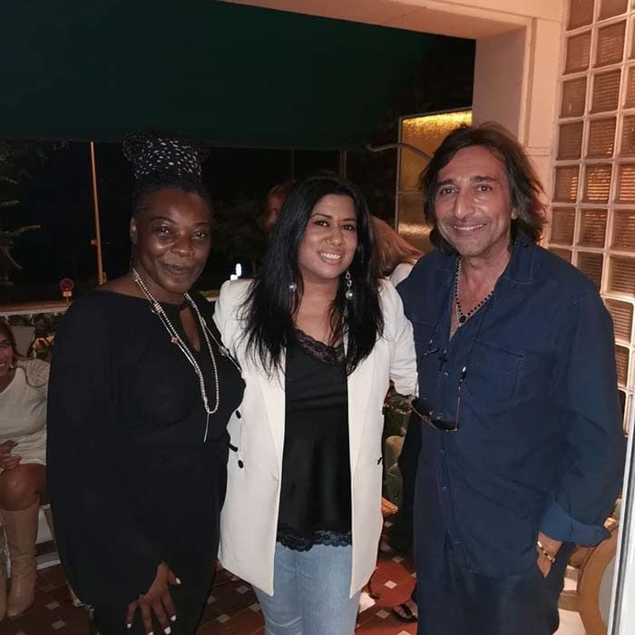 Sara Cabonero: fiesta con arte junto a los Carmona y el cantante Camilo