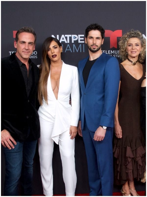 Gaby Espino interpreta un personaje muy sensual en Jugar con Fuego 