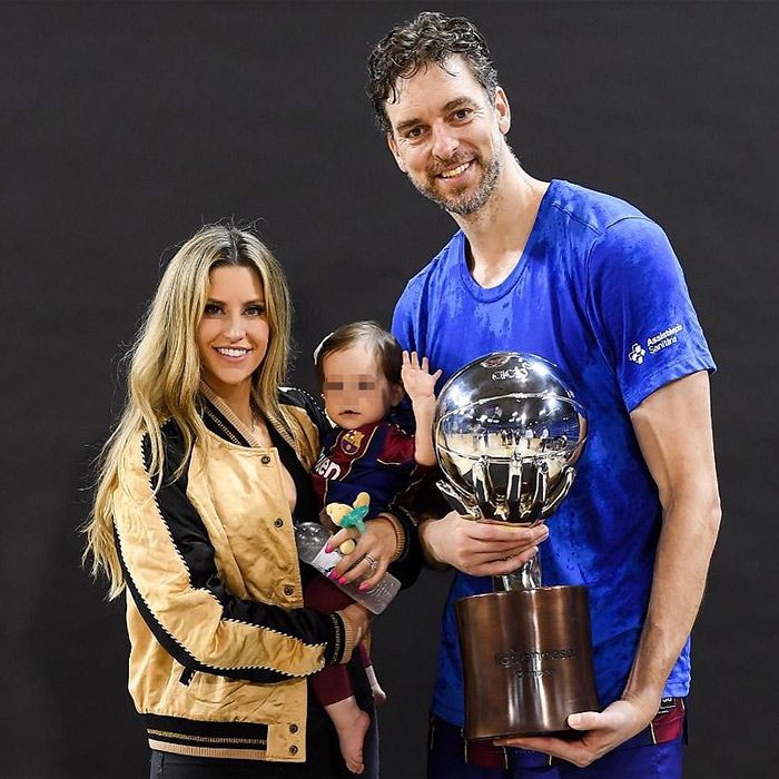 cat mcdonnell y pau gasol con su hija