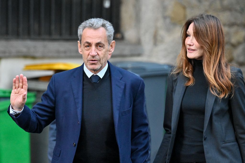 Nicolas Sarkozy acompañado por su esposa Carla Bruni, momentos antes de abordar un vehículo y dirigirse a la prisión de La Santé.