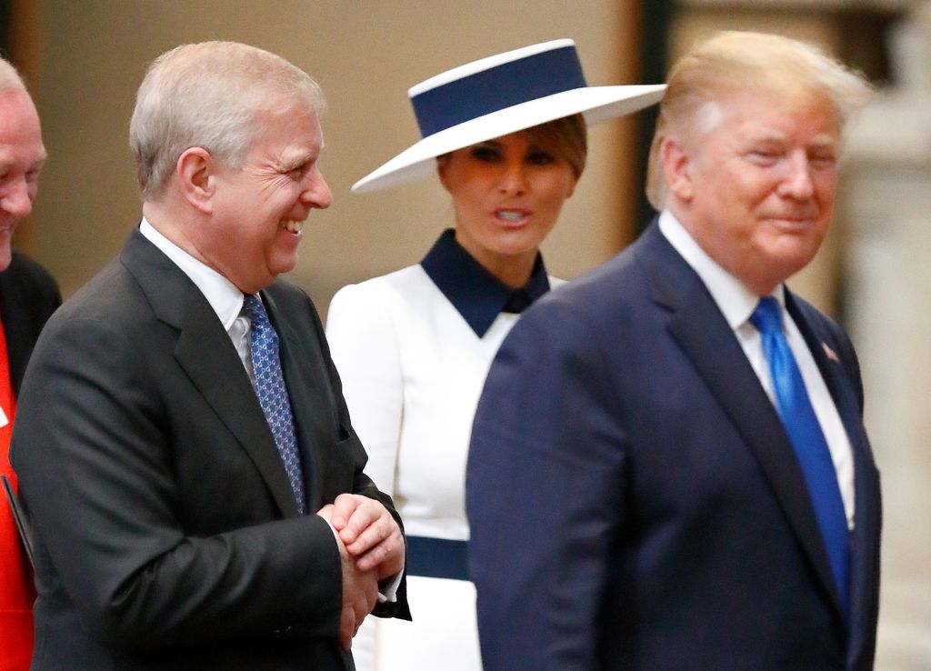 Plano medio de Donald y Melania Trump con Andrés de York