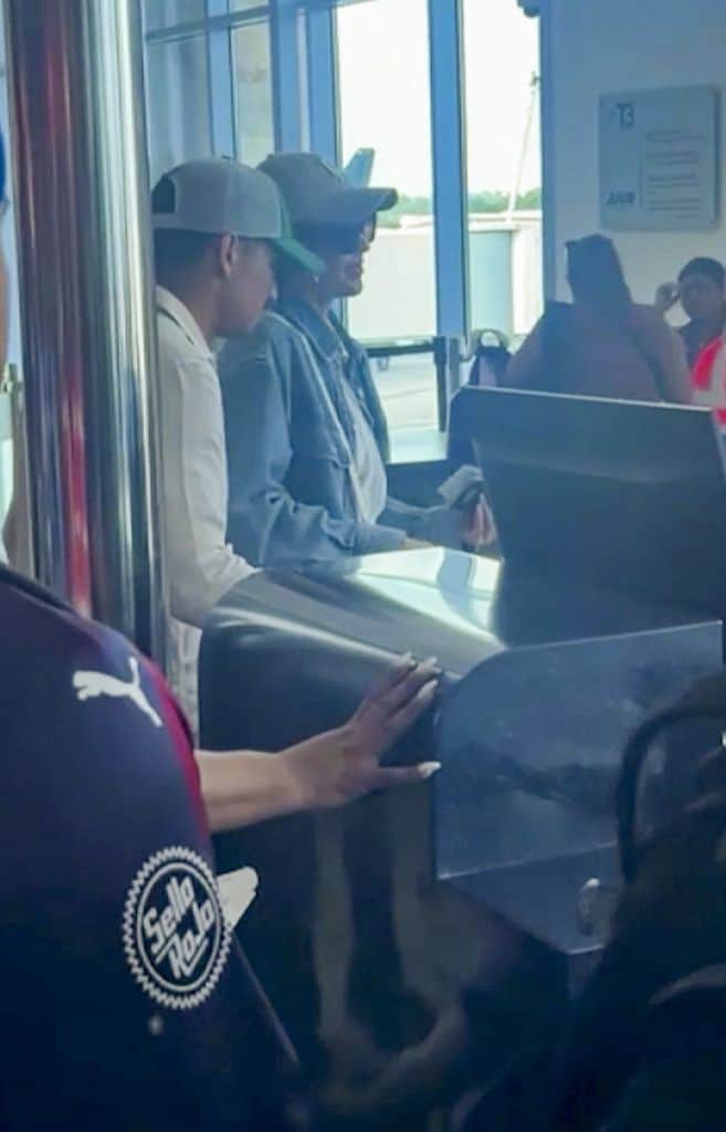 Jessica Alba fue vista abordando un vuelo de American Airlines desde Cancún hacia Los Ángeles acompañada de Danny Ramirez. 