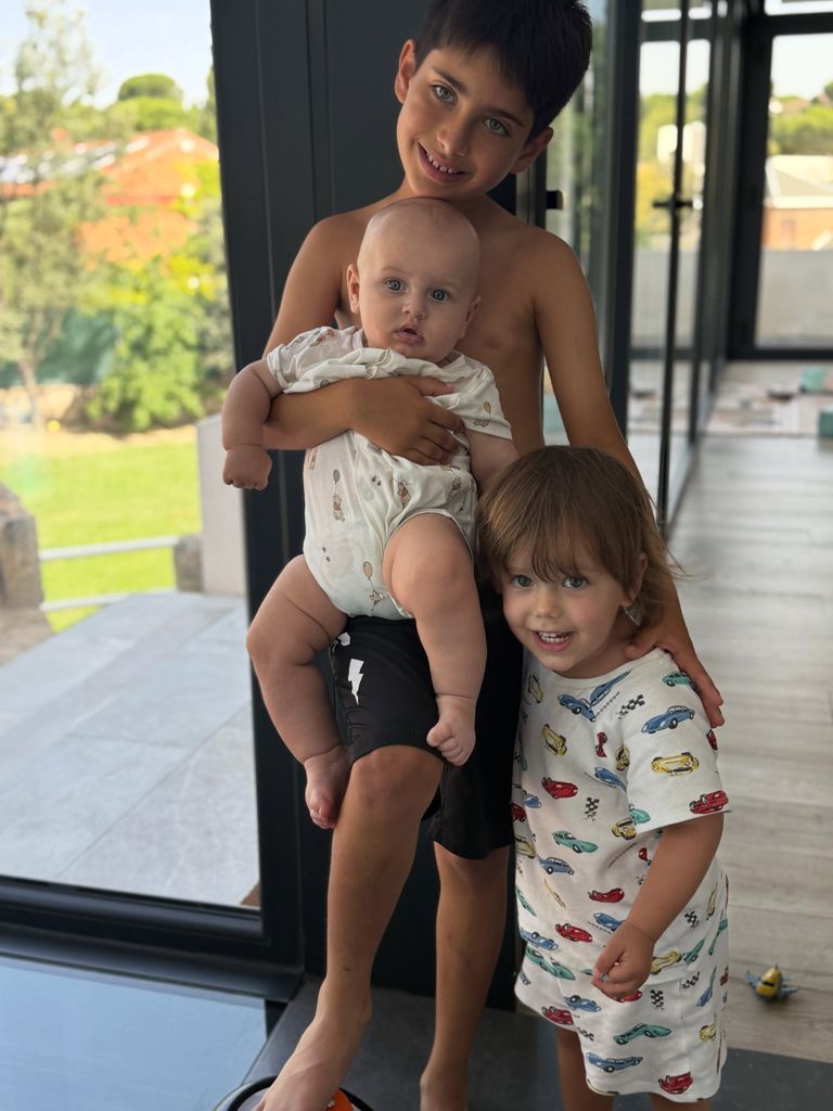 Marcelo con sus pequeños hermanos Milán y Milo. 