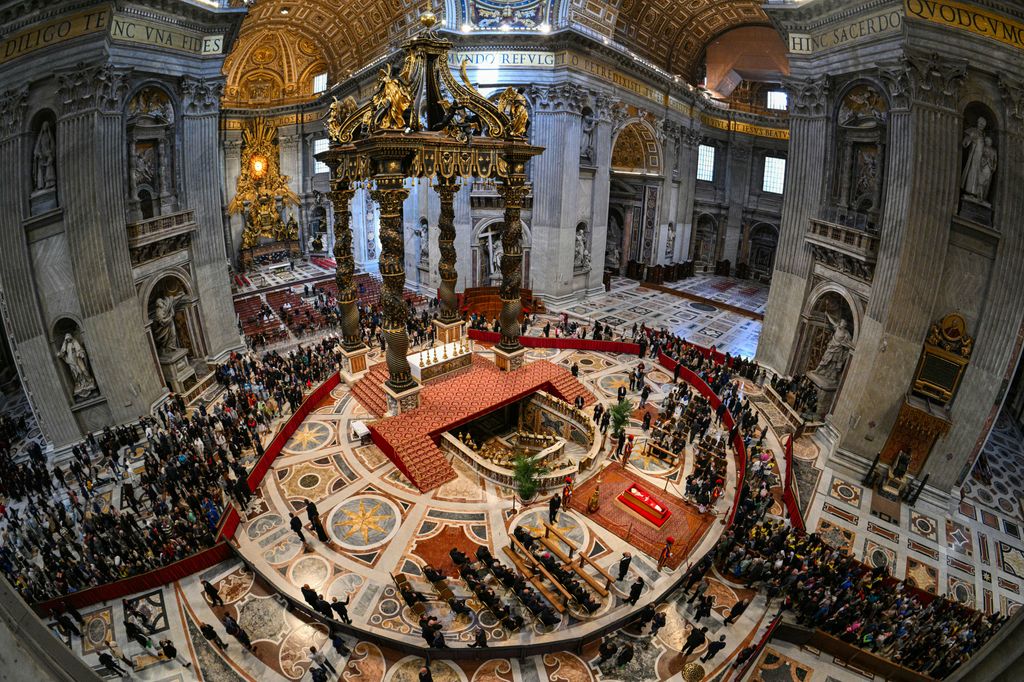 Fieles dando el último adiós al Papa Francisco en el interior de la Basílica de San Pedro