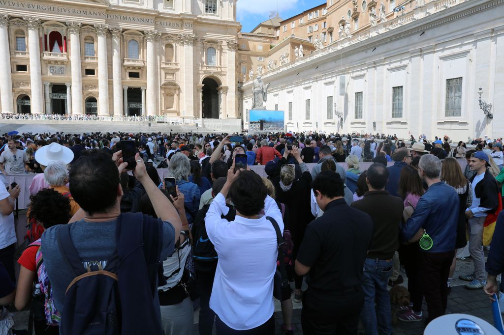 Miles de personas se reunieron en la Plaza de San Pedro para ver de cerca la fumata del cónclave 2025