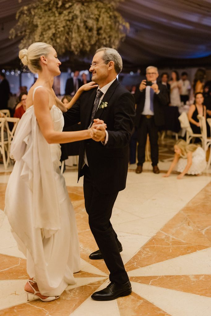 Baile de la novia con el padrino de la boda