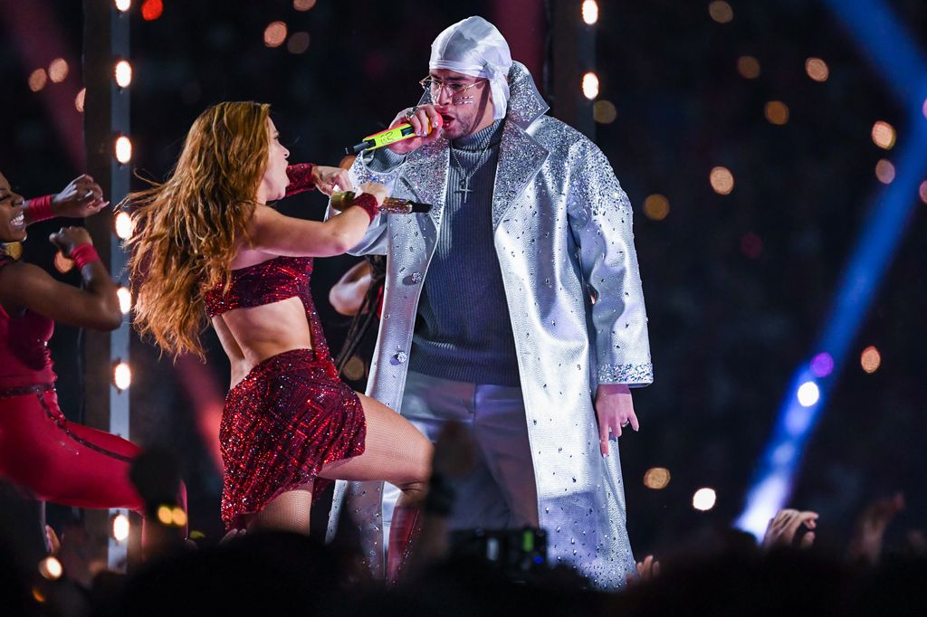Bad Bunny y Shakira durante el Pepsi Halftime Show en el Super Bowl LIV entre los San Francisco 49ers y los Kansas City Chiefs en el Hard Rock Stadium en Miami Gardens, Florida, el 2 de febrero de 2020. 
