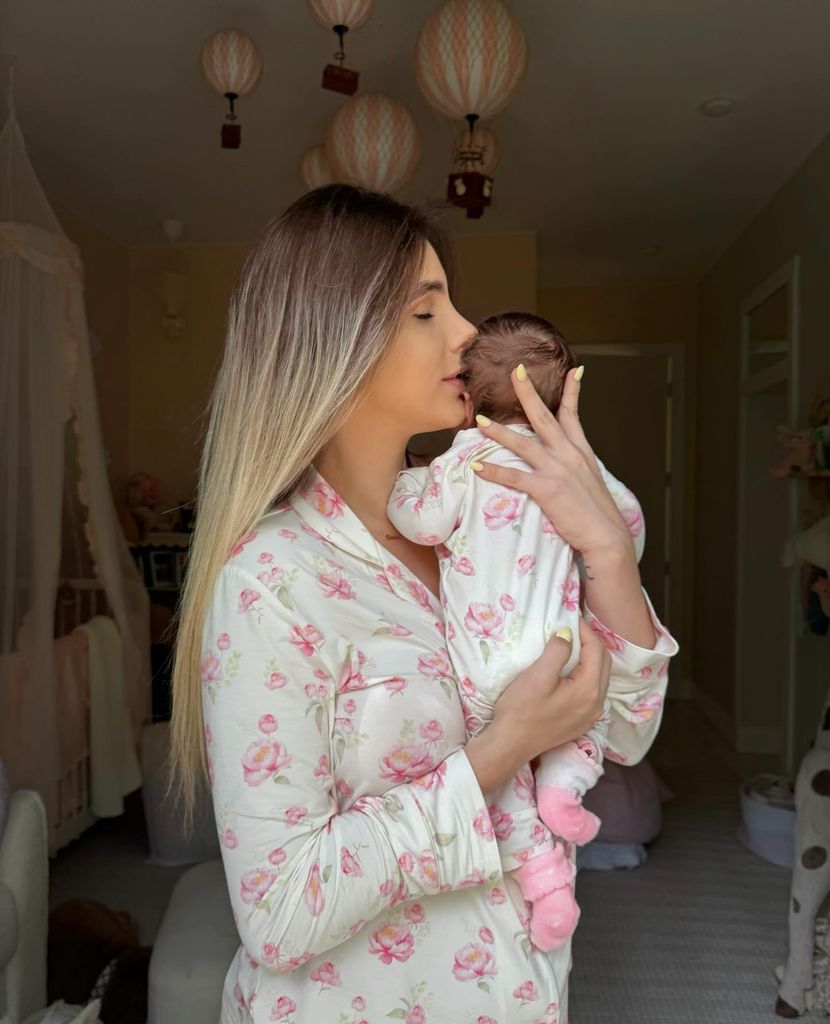 Lele Pons celebró el primer mes de vida de su hija Eloísa compartiendo tiernas fotos de ambas.