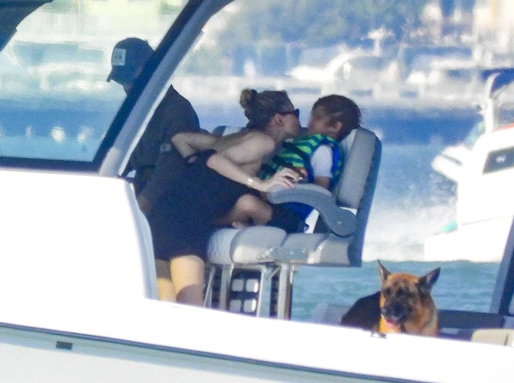 Anna Kournikova mostró su lado más cariñoso con su hijo Nicholas durante su paseo en bote.