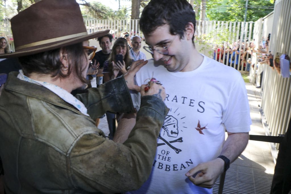 Johnny Depp accedió a firmar autógrafos a sus fans argentinos.