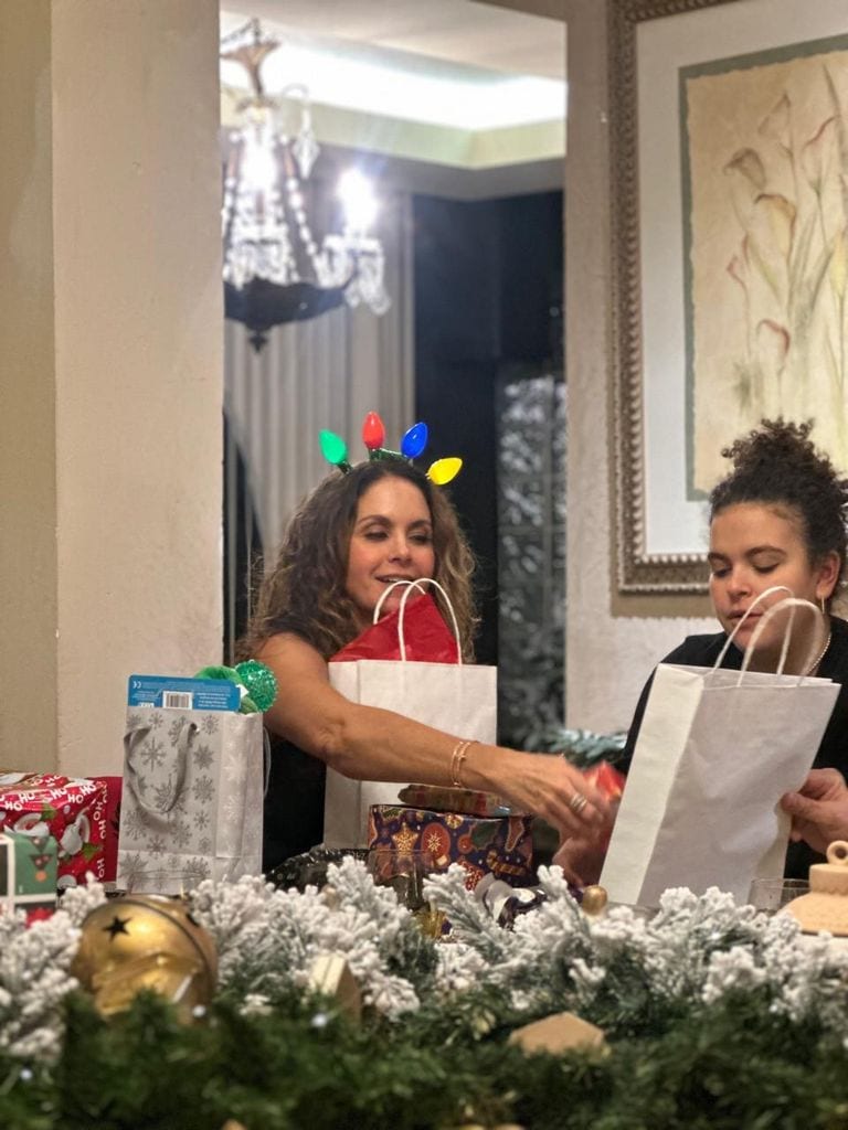 Lucero y su hija, Lucerito, con los regalos de Navidad