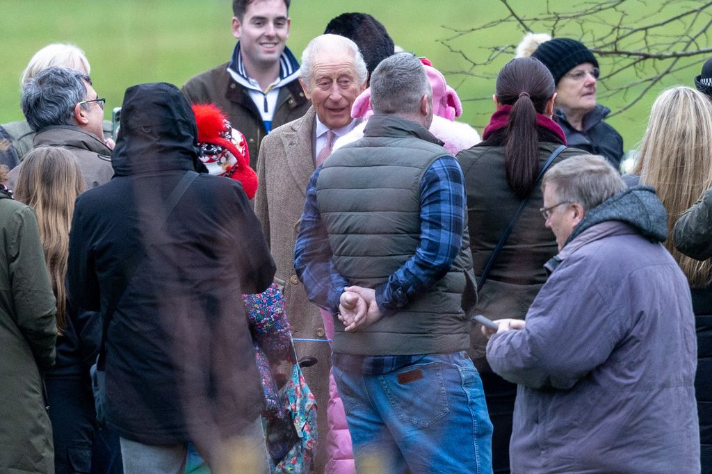 Carlos III saludando a las personas que se acercaron a la iglesia de Sandringham
