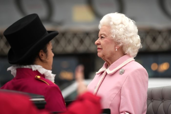 Nueva figura de cera de Isabel II, ¿cuál es la real y cuál la imagen?
