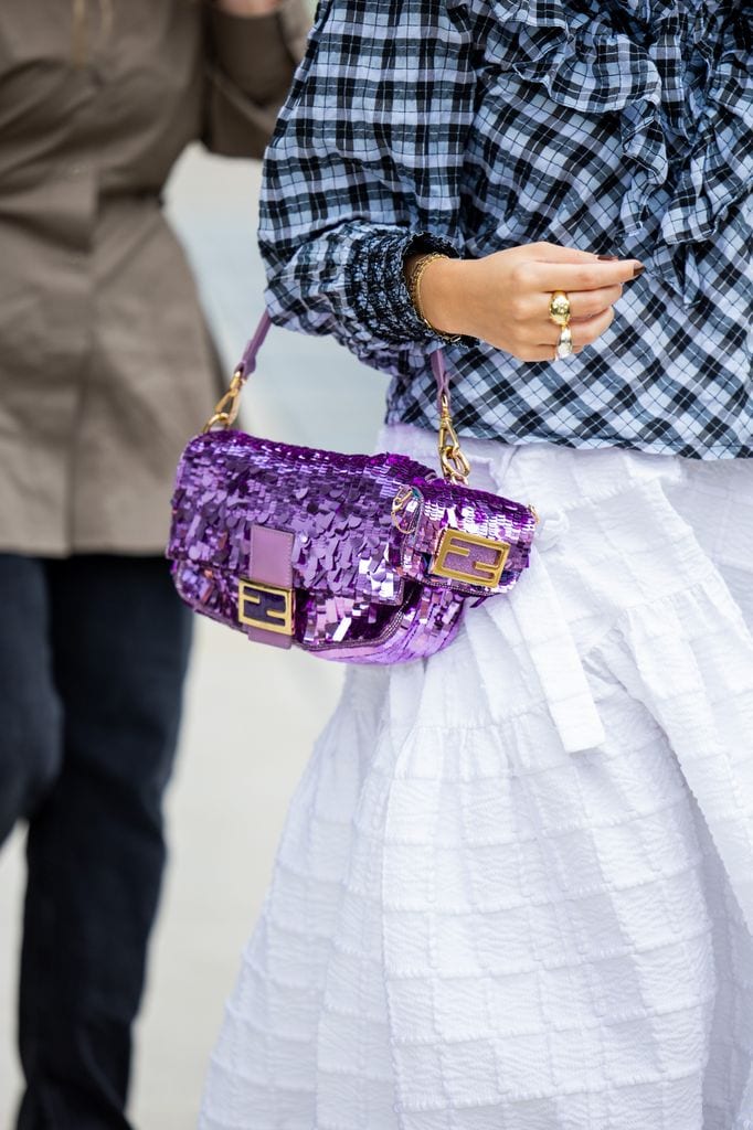 Plano corto de bolso morado de Fendi con lentejuelas