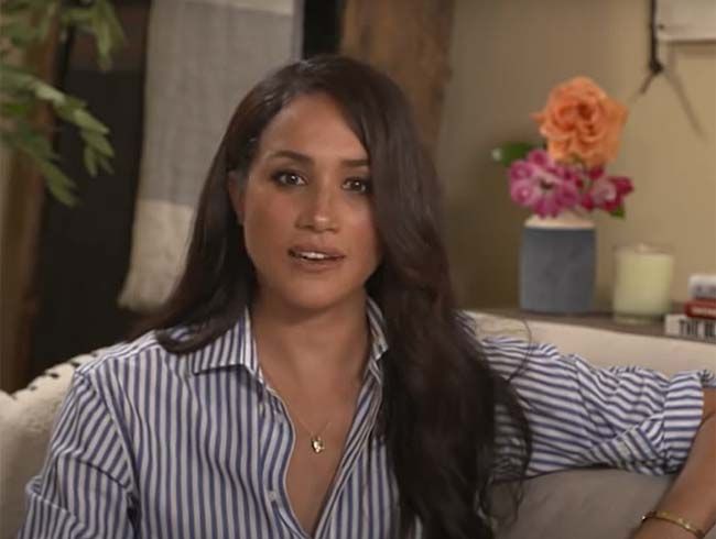 Meghan Markle con camisa de rayas