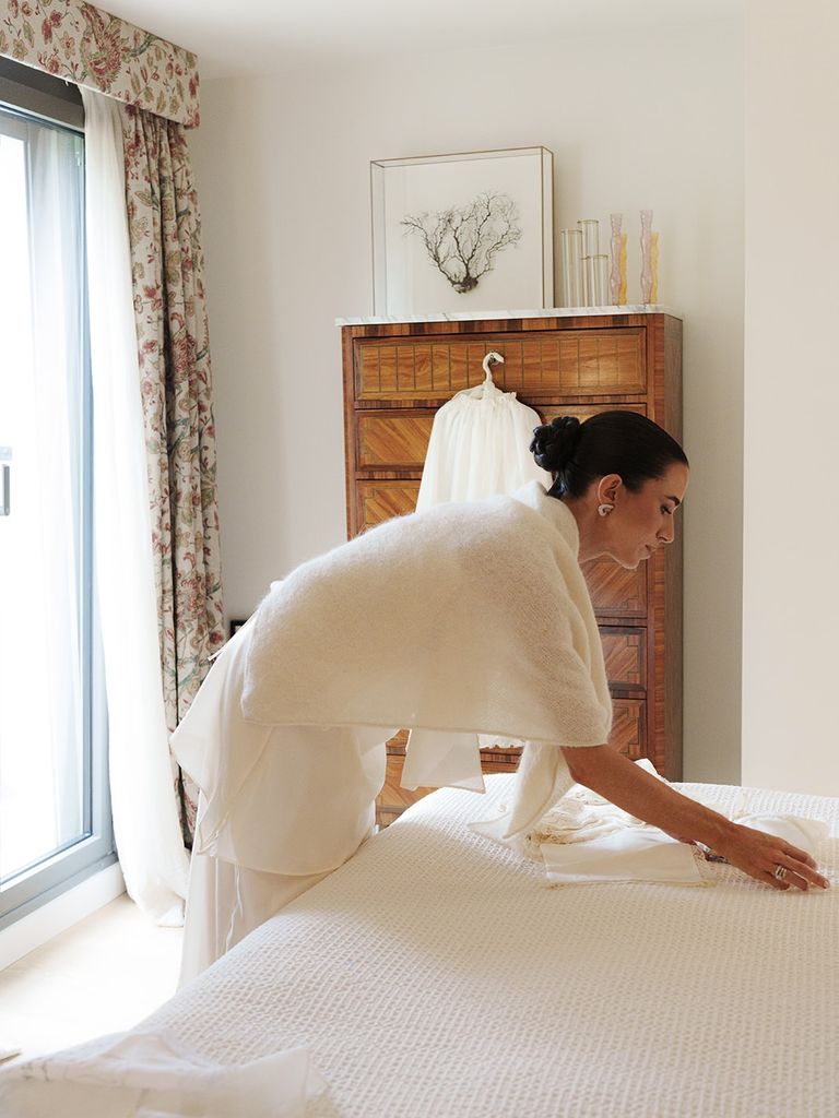 Laura Corsini con look blanco de Bimani en el bautizo de su hijo Javier.