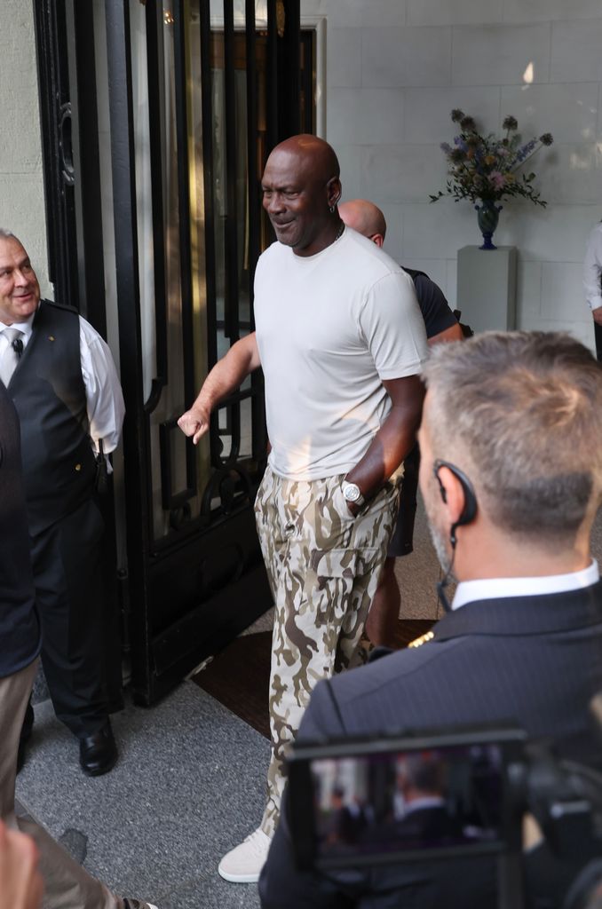 Michael Jordan saliendo de su hotel en Madrid para acudir al concierto de Bad Bunny