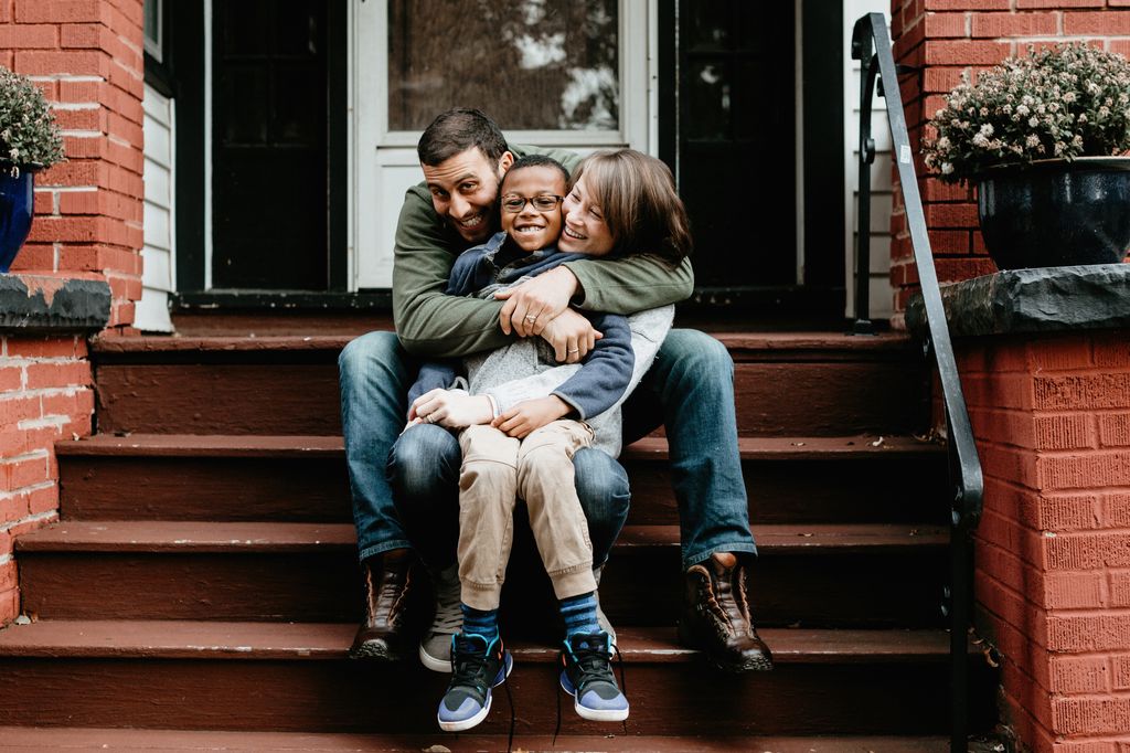 Familia de niño adoptado con padres