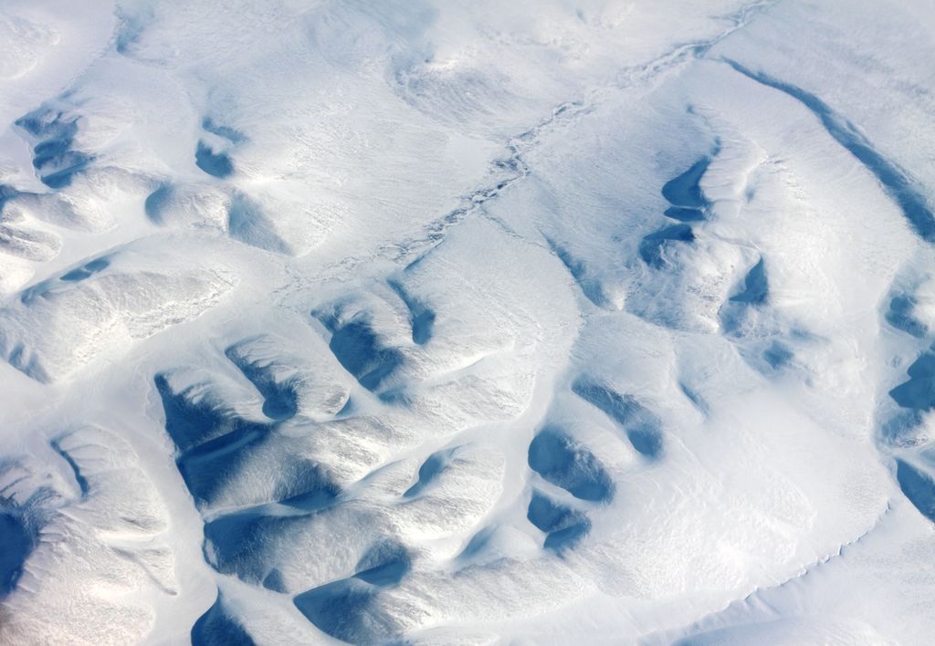 El permafrost siberiano, un suelo congelado desde hace miles de años, actúa como un gigantesco “congelador natural” capaz de preservar vida durante milenios