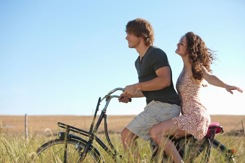 pareja feliz montando en bicicleta en verano
