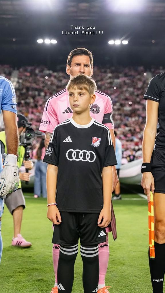 El pequeño Theodore Kusner estuvo junto a Messi en la cancha.