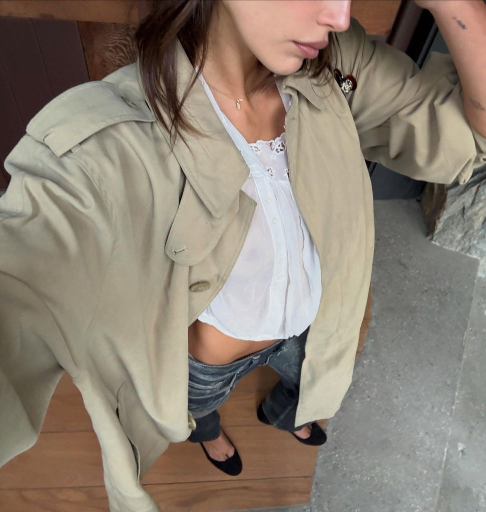 Kaia mantiene la trench como una de sus piezas insignia.