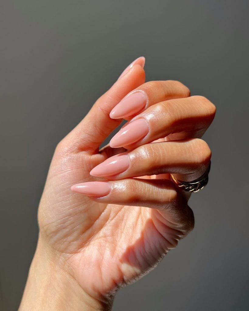 Manicura rosa pálido