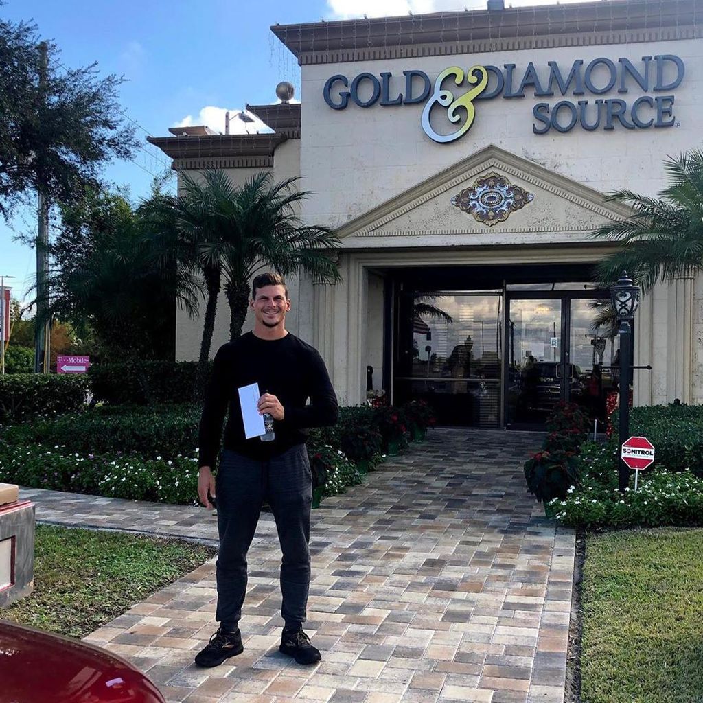Mack Roesch compra anillo de compromiso