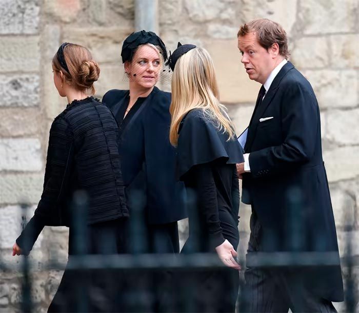  Laura Lopes y Tom Parker Bowles, hijos de Camilla, Reina Consorte, junto a sus hijos