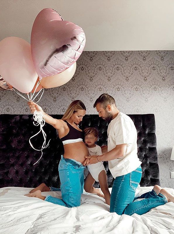 Jordi Alba y Romarey Ventura con su hijo 