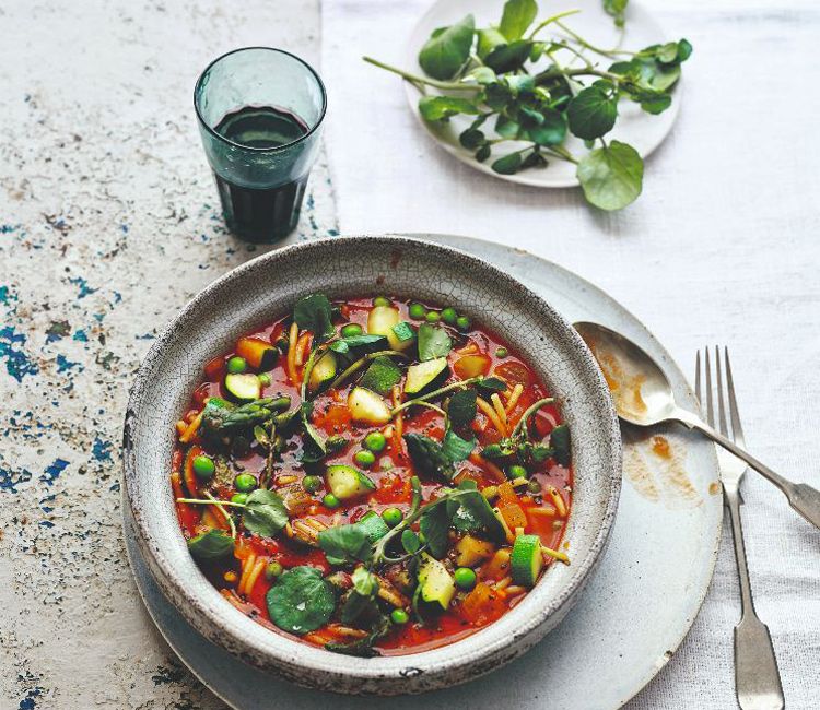 Minestrone de calabacín, guisantes y berros
