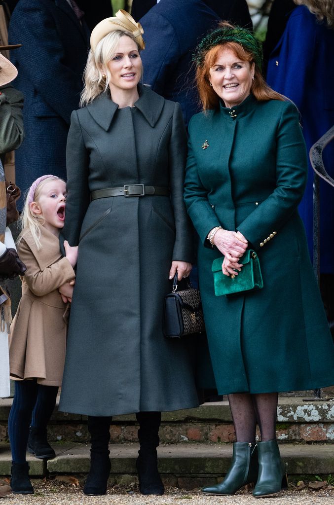 Sarah Ferguson junto a Zara Tindall en Sandringham durante la Navidad de 2023, la última a la que los duques de York fueron invitados