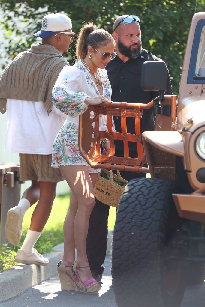 La cumpleañera Jennifer López fue vista saliendo de almorzar después de celebrar durante 3 horas con sus amigos, mamá e hijo en Arthur & Sons en The Hamptons.