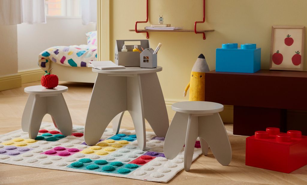 Zona de juegos con mesa y sillas