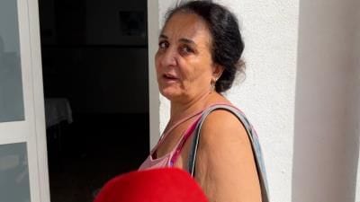 La madre de Michu, Inma Gamaza, atiende a la prensa a las puertas del ambulatorio