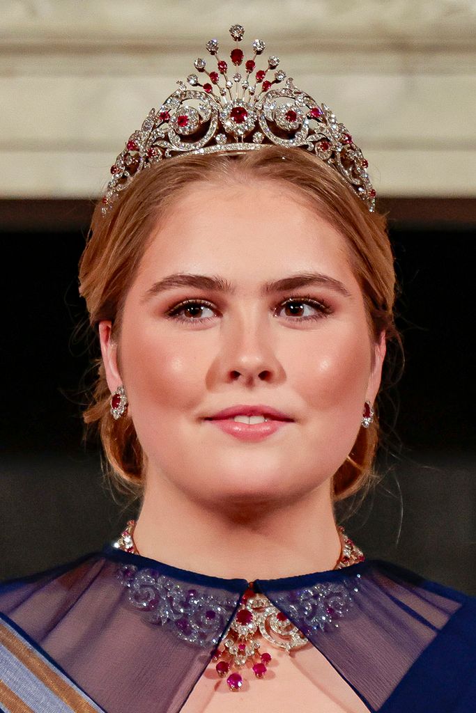 Amalia de Holanda debuta ante los reyes de España con capa y un histórico collar de rubíes