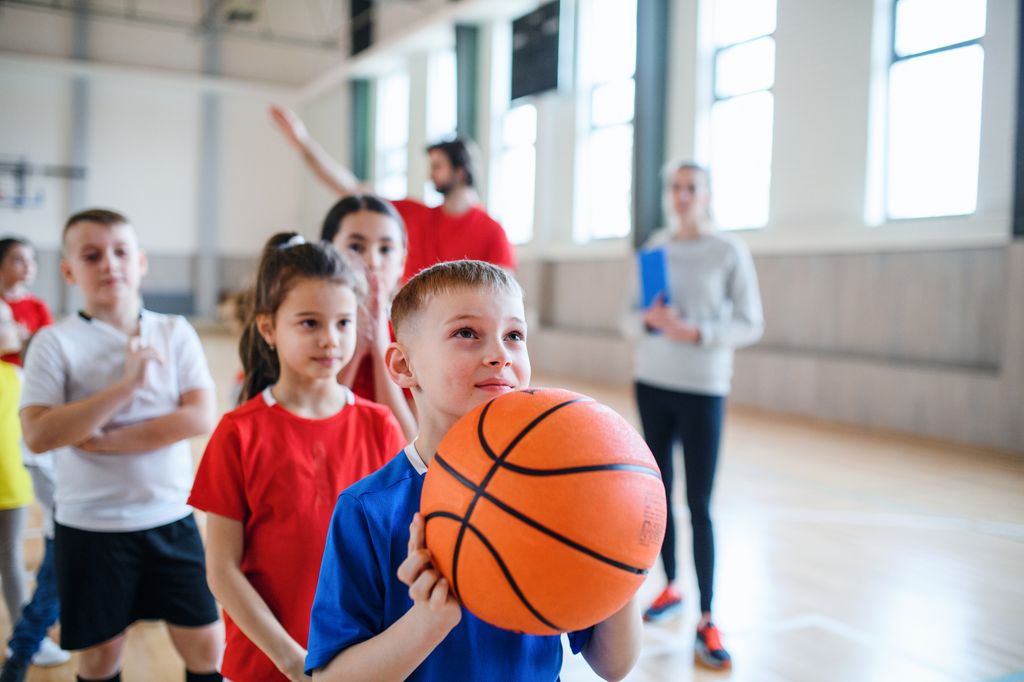 Niños en un entrenamiento de baloncesto