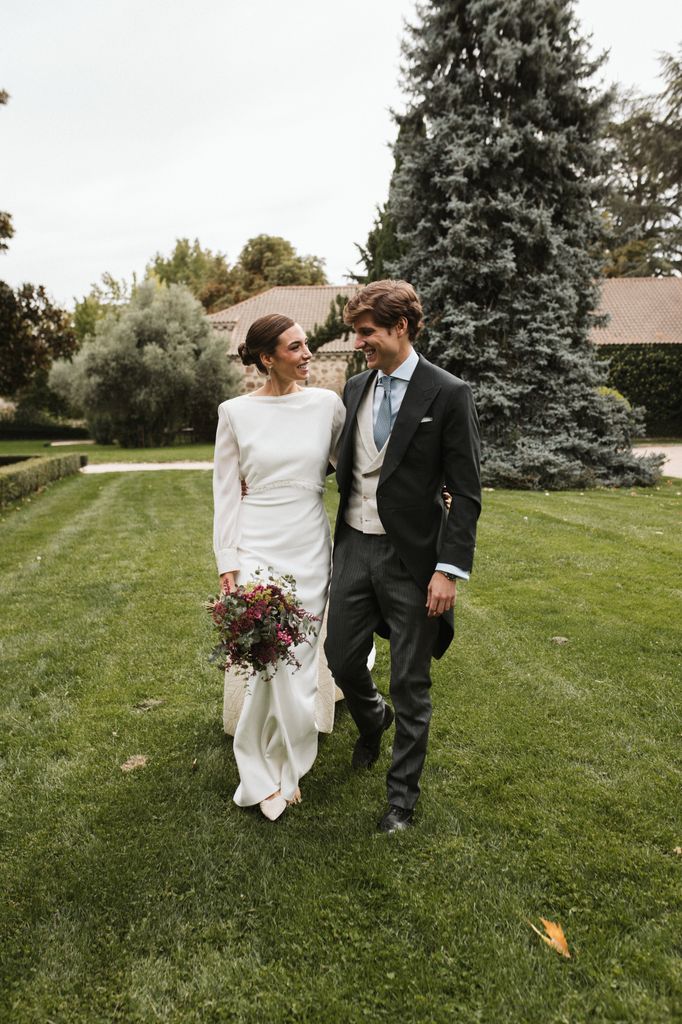 Look de novia de Fátima González Atelier con camisa ablusada
