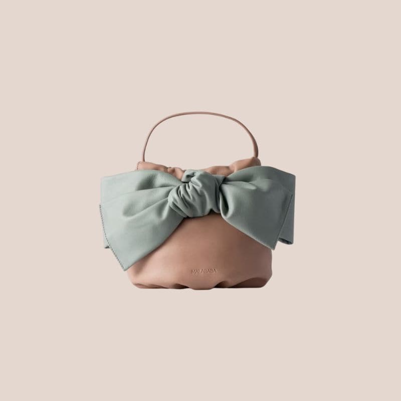 bolso satinado con lazo