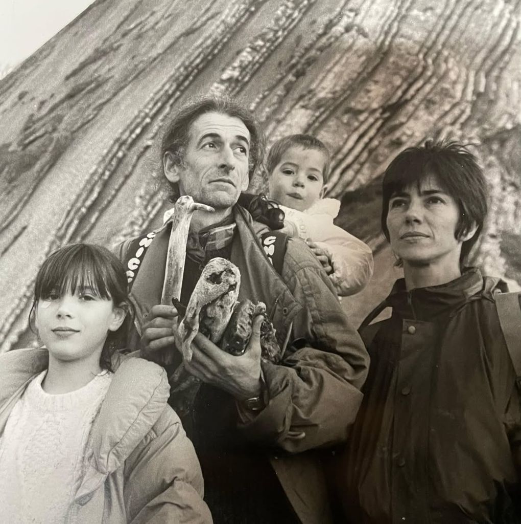 Bárbara Goenaga de niña junto a sus padres y su hermano pequeño