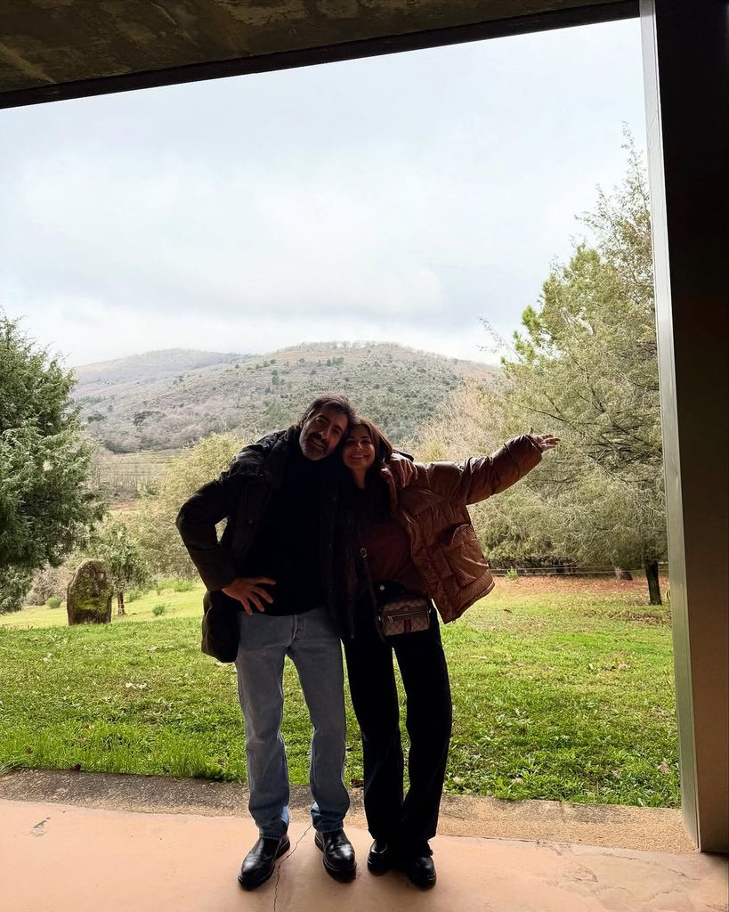 Nuria Roca disfruta de una escapada en el campo con su marido y sus tres hijos