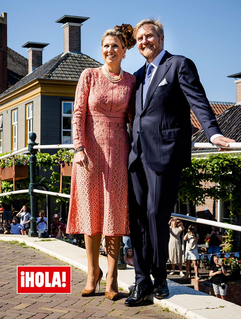 Máxima de Holanda sorprende con un extravagante look de encaje y tocado gigante