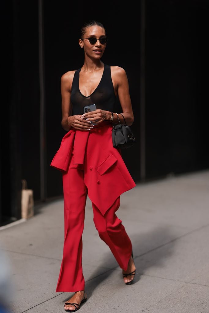 Looks de pantalón de traje y sandalia plana que inspiran