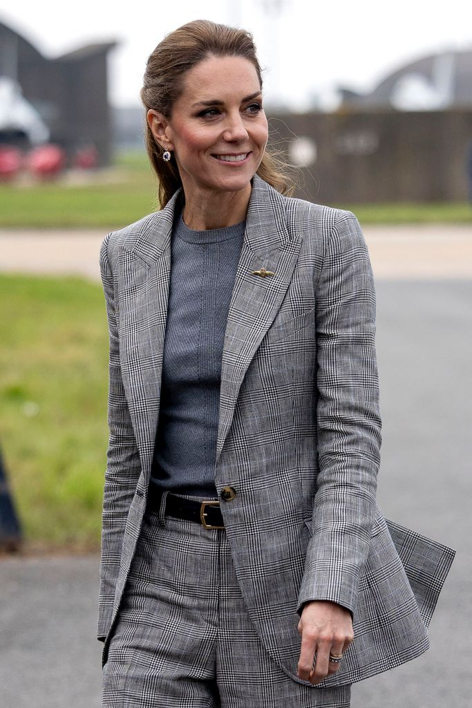 Kate Middleton con traje de chaqueta y pantalón en su visita a Lincolnshire