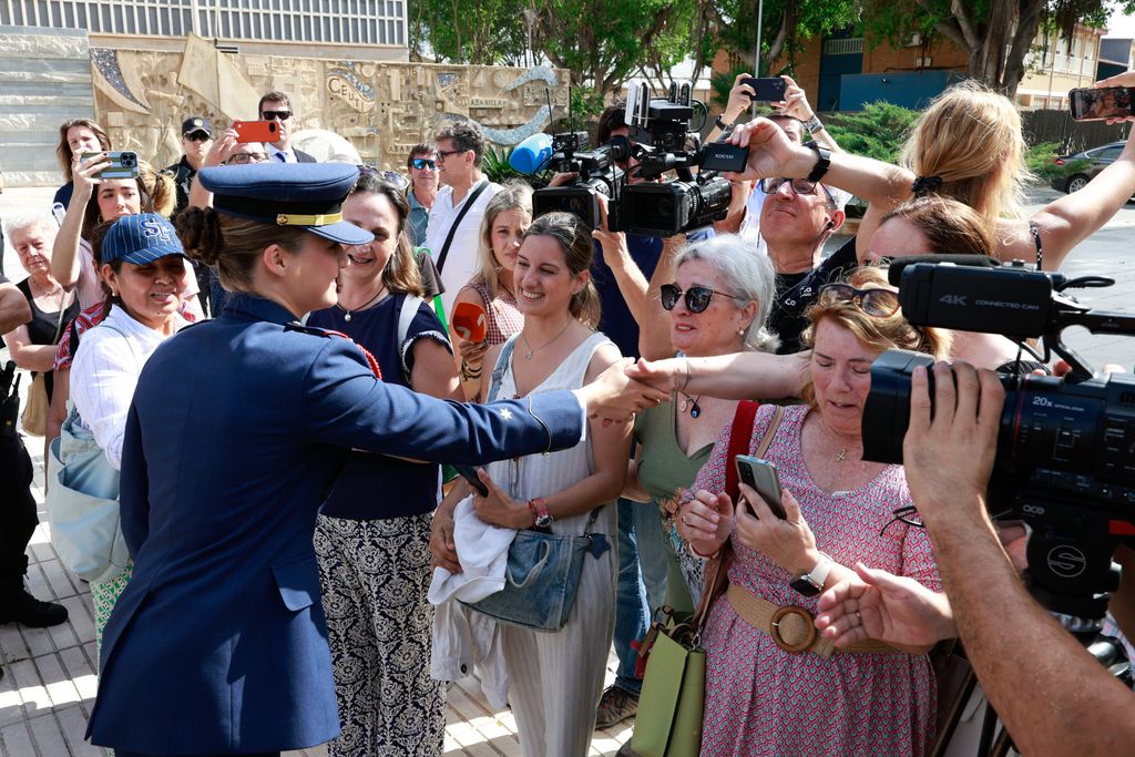 La princesa Leonor saluda a los vecinos de Cartagena, donde ha recibido la Medalla de Oro de la Asamblea Regional de Murcia
