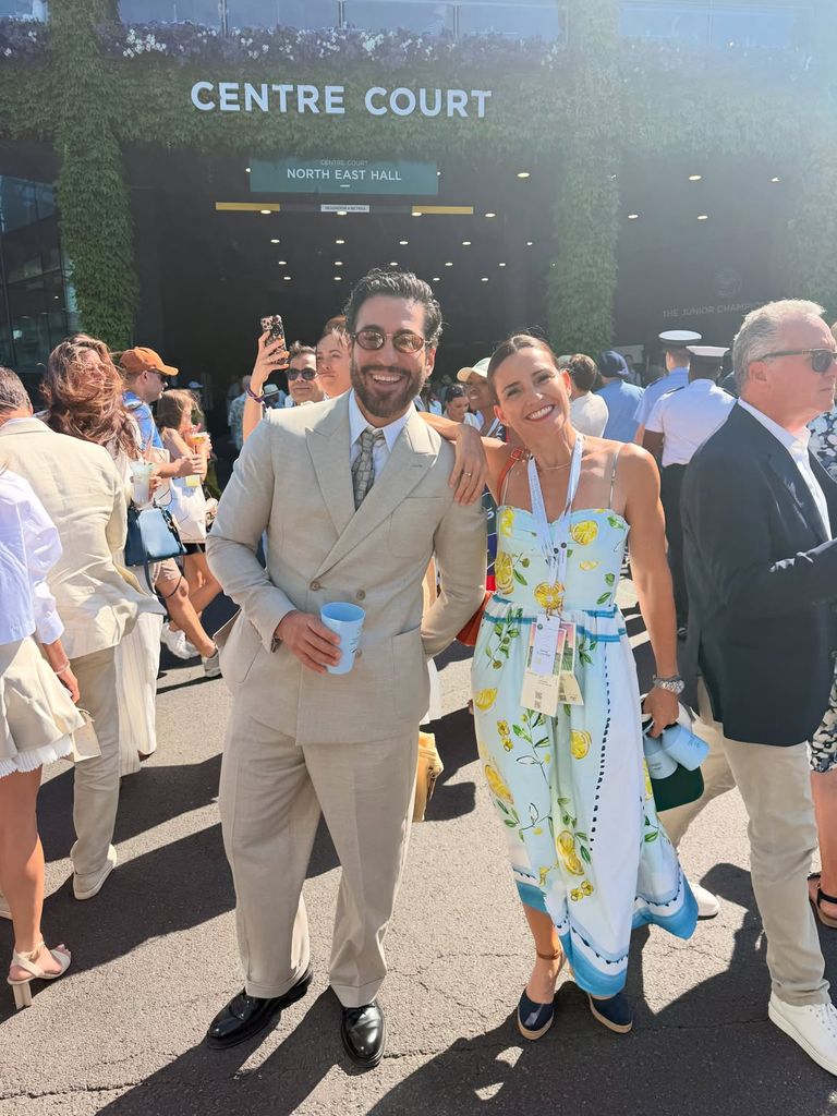 El actor ha compartido varias fotos junto a su hermana