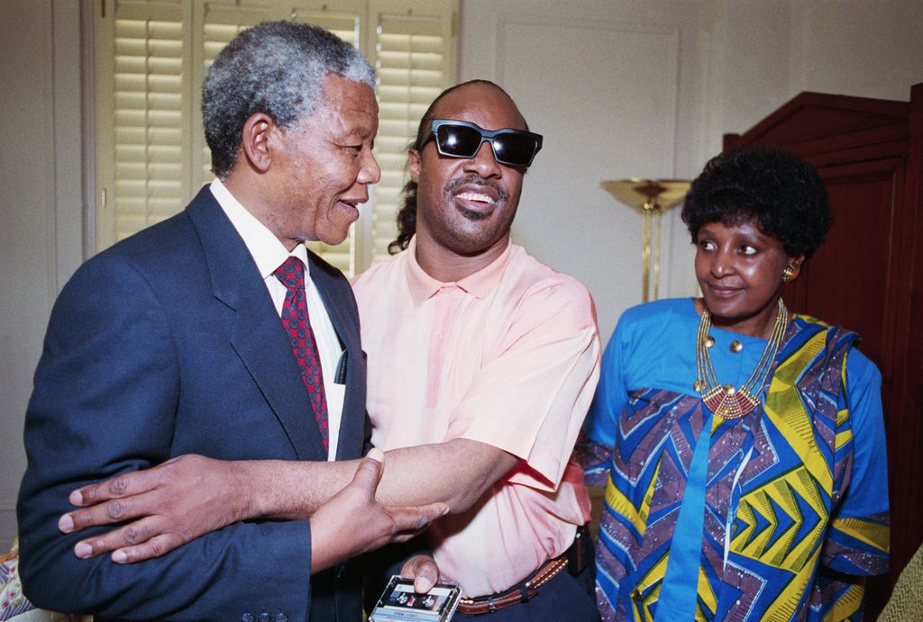 Nelson Mandela saluda a Stevie Wonder ante la mirada de Winnie Mandela durante la gira que el líder sudafricano realizó por Estados Unidos tras salir de prisión