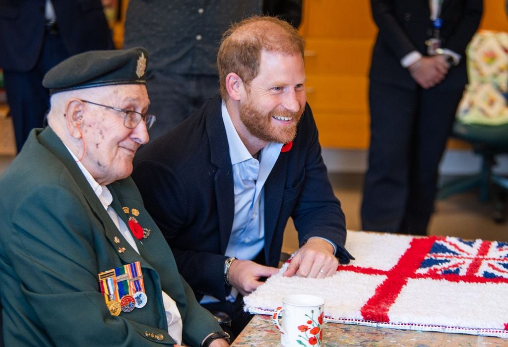 El duque de Sussex, junto a un veterano de guerra de 101 años