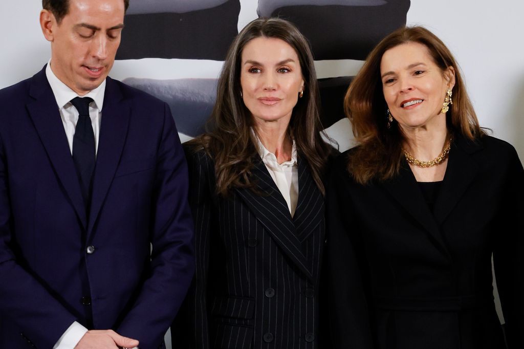 La reina Letizia con un traje negro de raya diplomática