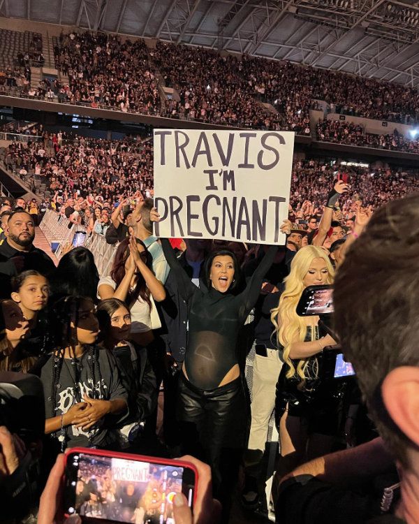 Kourtney Kardashian comparte las primeras fotografías presumiendo de curvas premamá 